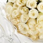 к чему дарят белые розы