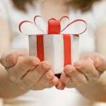 Можно ли передаривать подарки, как правильно это делать?