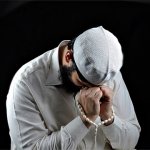 мужчина молится