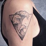 Tattoo in the form of a wave enclosed in a triangle